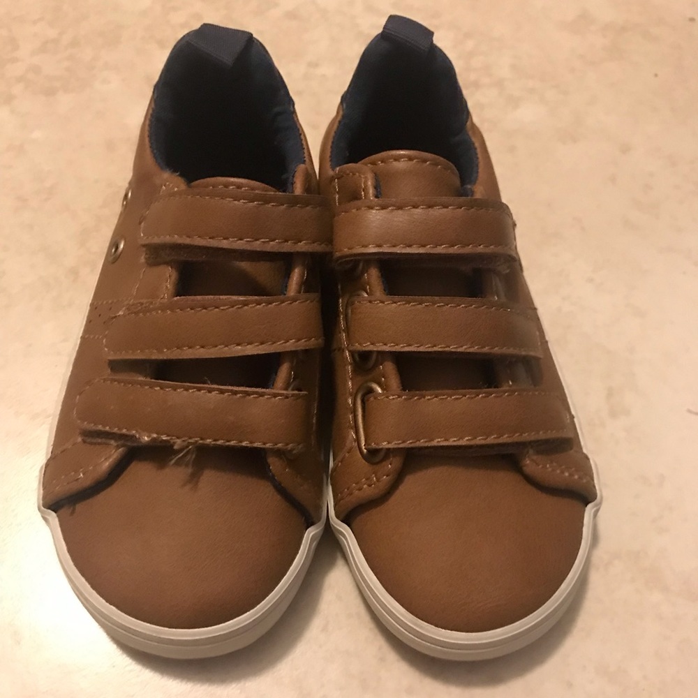 Low top Velcro sneakers